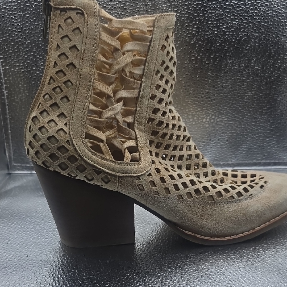 Coconut by matisse Ankle Boots size 8 woman